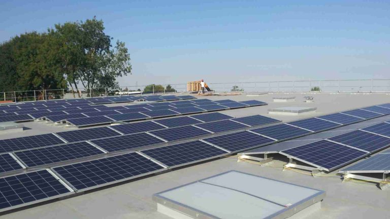 installation photovoltaïque en toiture de commerce