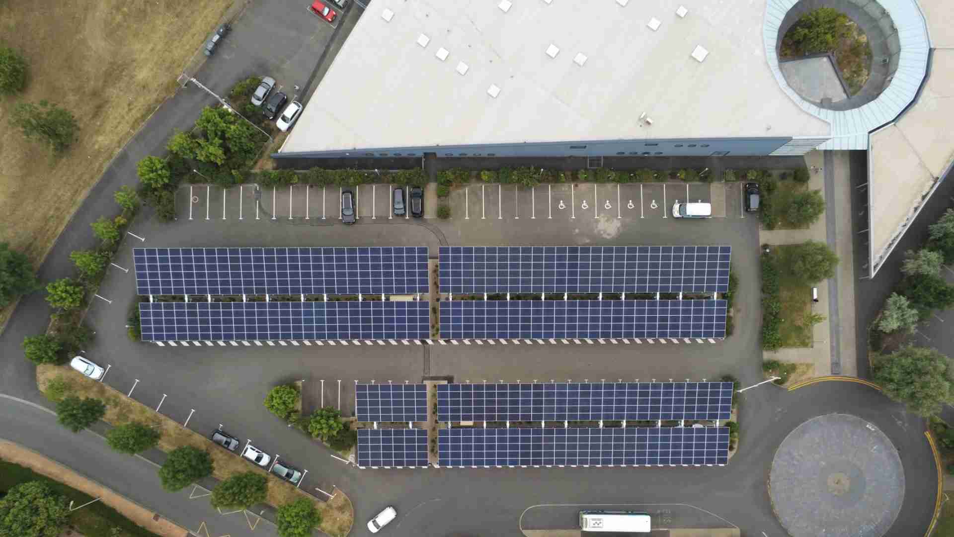 Parkings, bâtiments, autoroutes… Où les panneaux photovoltaïques sont-ils  obligatoires ?